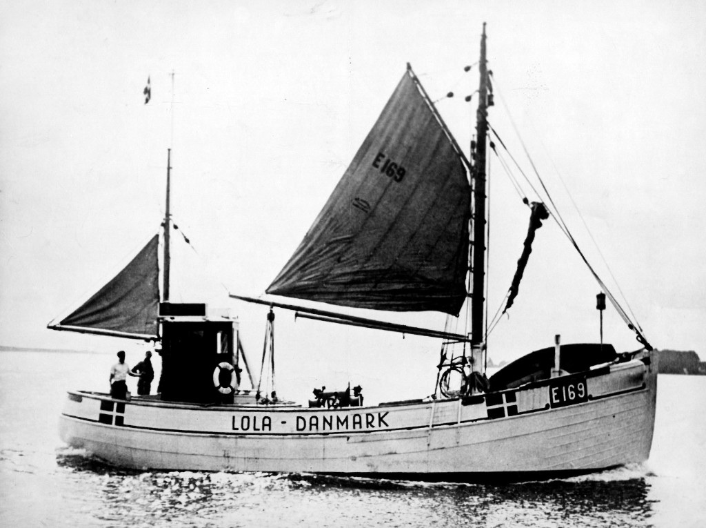 Esbjerg-kutteren E.169 Lola under sejl med neutralitetsmærker: LOLA – DANMARK og malede Dannebrogsflag på skroget, kendingsnummeret E169 i sejlet