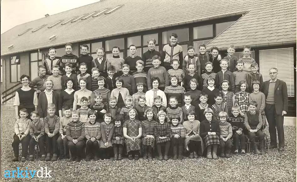 Elever og lærere opstillet foran den nye Husby Skole i 1960, drenge og piger i islandske sweatre og kjoler