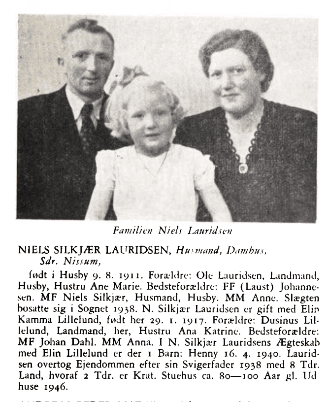Opslag fra sognebogen om Niels Silkjær Lauridsen med familiefoto: mand, kone og lille pige
