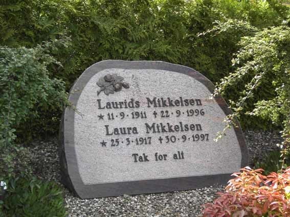 Gravsten af grå granit med indskriften Laurids Mikkelsen 11-9-1911 til 22-9-1996, Laura Mikkelsen 25-3-1917 til 30-9-1997, og nederst Tak for alt