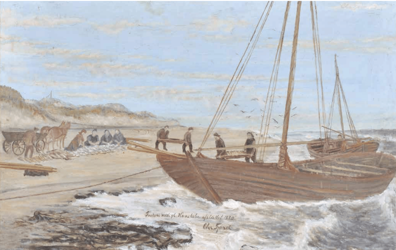 Maleri af en havbåd trængt op i brændingen på en åben strand; mænd bærer årer og tømmer, kvinder sorterer fisk på sandet, en hestevogn holder ved klitten