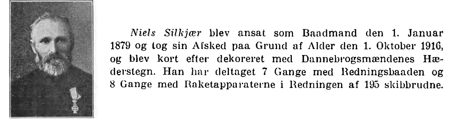 Faksimile af side 314 i Det Nørrejydske Redningsvæsen 1927: portræt af Niels Silkjær med hæderstegnet på brystet, ved siden af de fem linjer om hans tjeneste