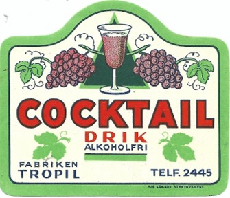 Etiket med grøn ramme, vindrueklaser og et fyldt glas: Cocktail Drik, alkoholfri, Fabriken Tropil, telefon 2445