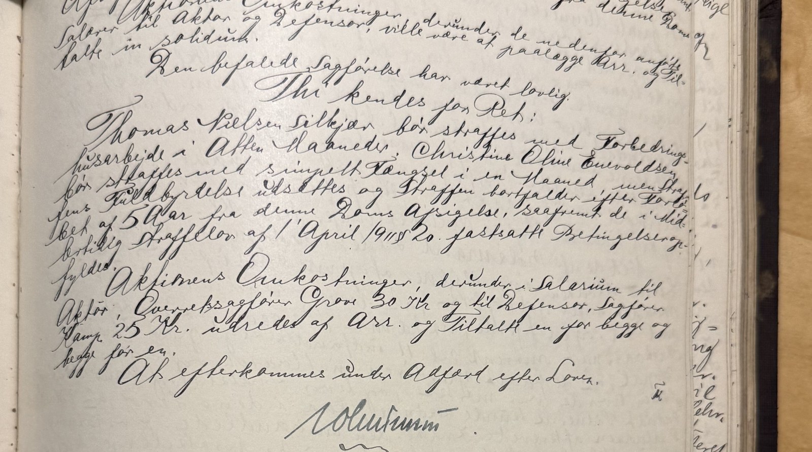 Udsnit af domprotokollen folio 102v med domsslutningen Thi kendes for Ret, hvor straffen atten måneders forbedringshusarbejde og den betingede dom står med håndskrift