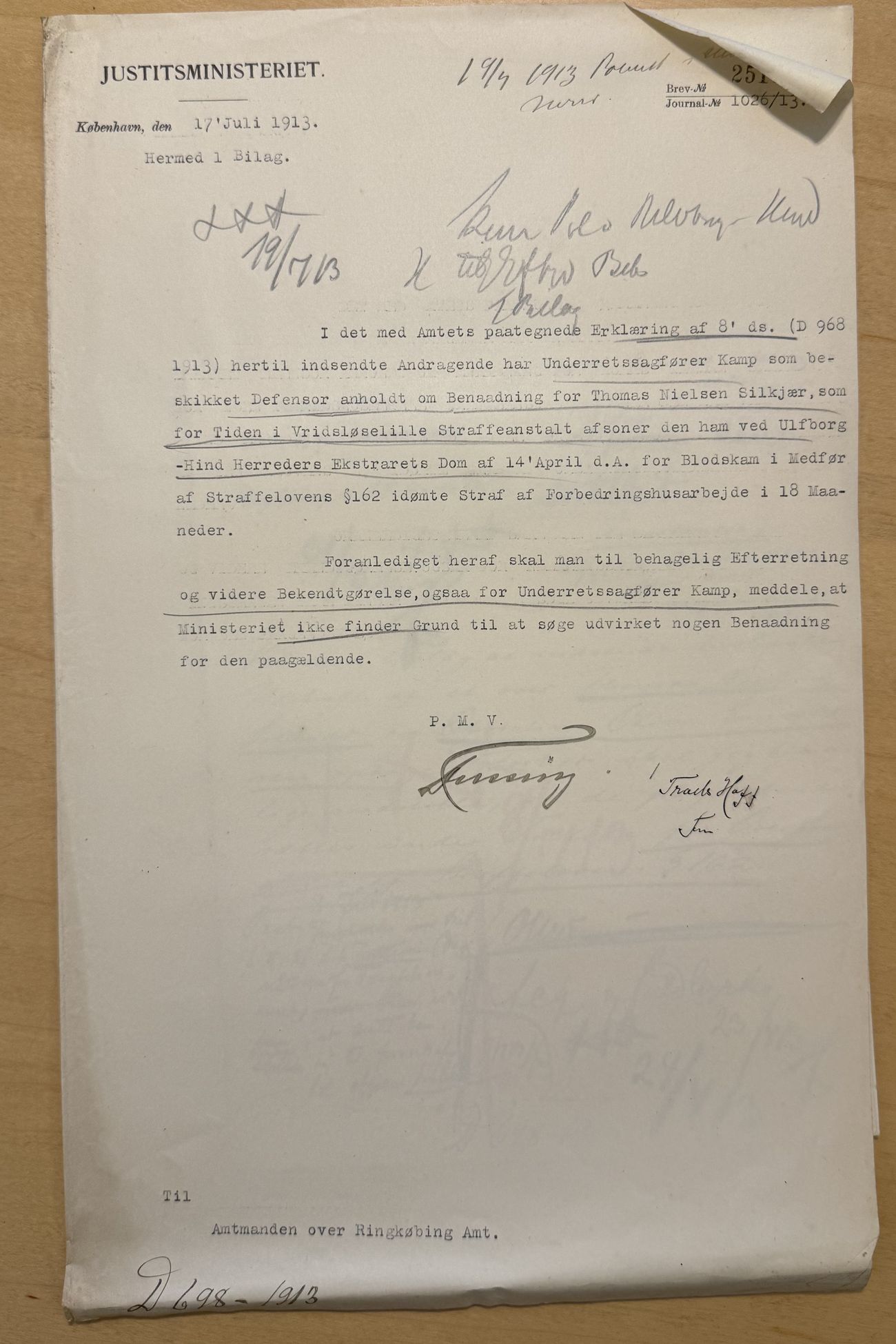 Maskinskrevet brev fra Justitsministeriet af 17. juli 1913 til Amtmanden over Ringkjøbing Amt med afslag på benådning for Thomas Nielsen Silkjær, med håndskrevne påtegninger og journalnummeret D 698-1913 nederst
