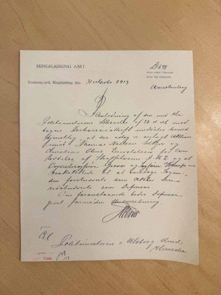 Håndskrevet brev på Ringkjøbing Amts brevpapir, dateret Rindumgaard 31. marts 1913, med meddelelse om anlagt aktion mod Thomas Nielsen Silkjær og Christine Oline Enevoldsen efter straffelovens § 162 og beskikkelse af aktor og defensor, underskrevet af amtmand Dons